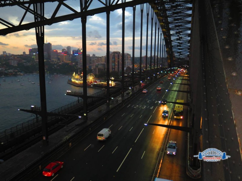 Sydney_harbour_bridge_Climb_twilight_traffic